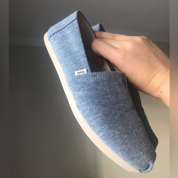 TOMS size 6 women’s shoes in chambray blue, excellent used condition - Picture 4 of 5